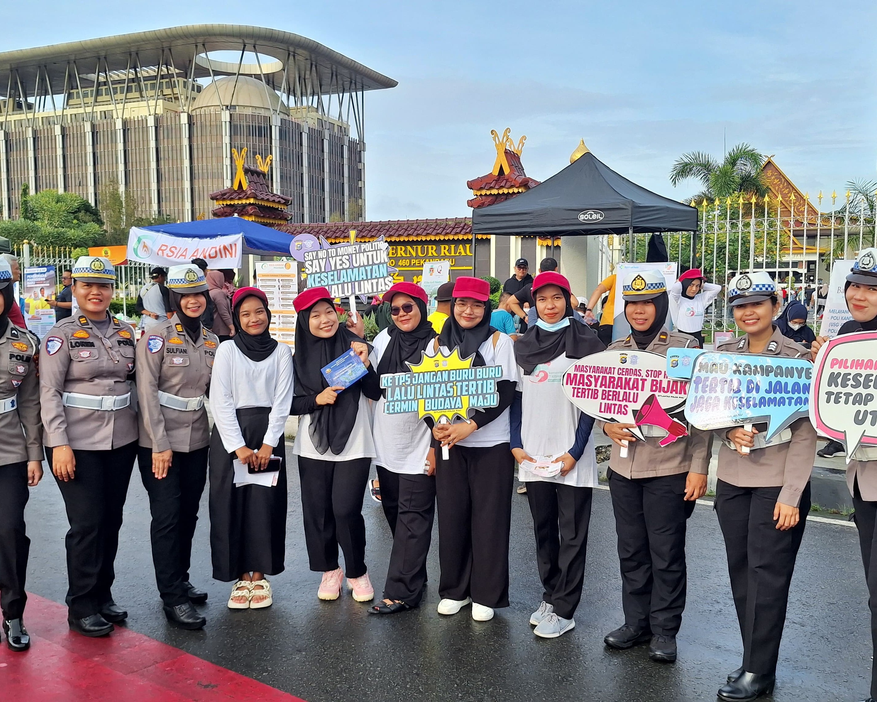 Jelang 10 Hari Pilkada Riau 2024, Tim Cooling System Ditlantas Polda Riau Berikan Edukasi Pengunjung CFD Pekanbaru