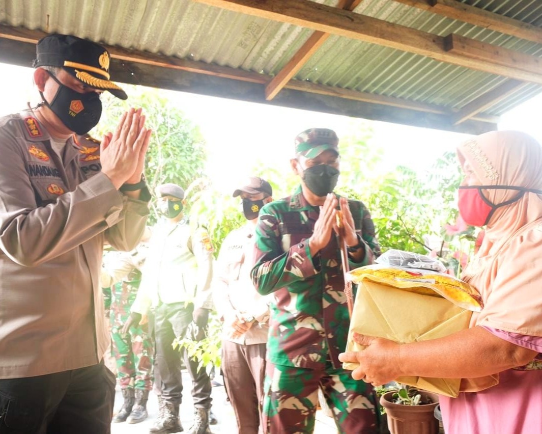 Dampingi Pangdam I/BB dan Kapolda Riau Bagikan Masker Serta Sembako di Pasar Senapelan, Kapolresta Pekanbaru Bersama Dandim 0301/PBR Turut Ambil Bagian