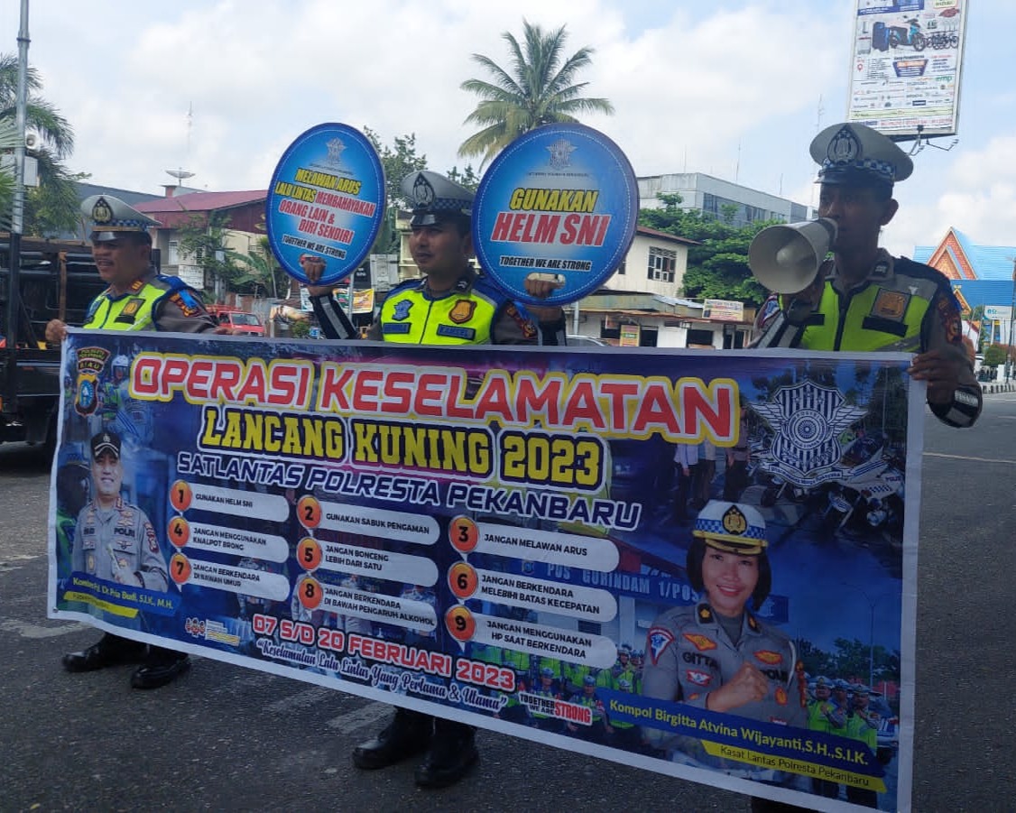 Kasatlantas Polresta Pekanbaru Turun Langsung Sampaikan Himbauan Keselamatan Kepada Pengguna Jalan
