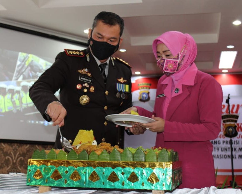 Peringati HUT Bhayangkara Ke-75, Polresta Pekanbaru Laksanakan Secara Virtual Serta Syukuran Dan Pemberian Berbagai Penghargaan