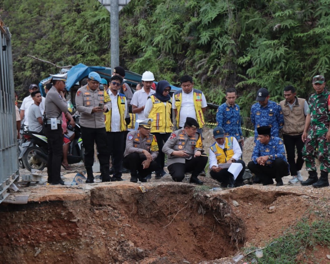 Jalan Longsor di Tanjung Alai, Kapolda Riau Pastikan Akses Masyarakat Kembali Normal