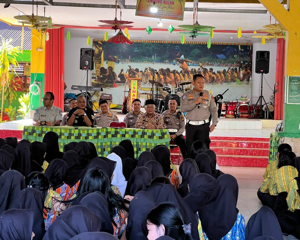 Ditlantas Polda Riau Laksanakan Program Police Goes to School di SMAN 7 Pekanbaru, Edukasi Keselamatan Lalu Lintas untuk Pelajar