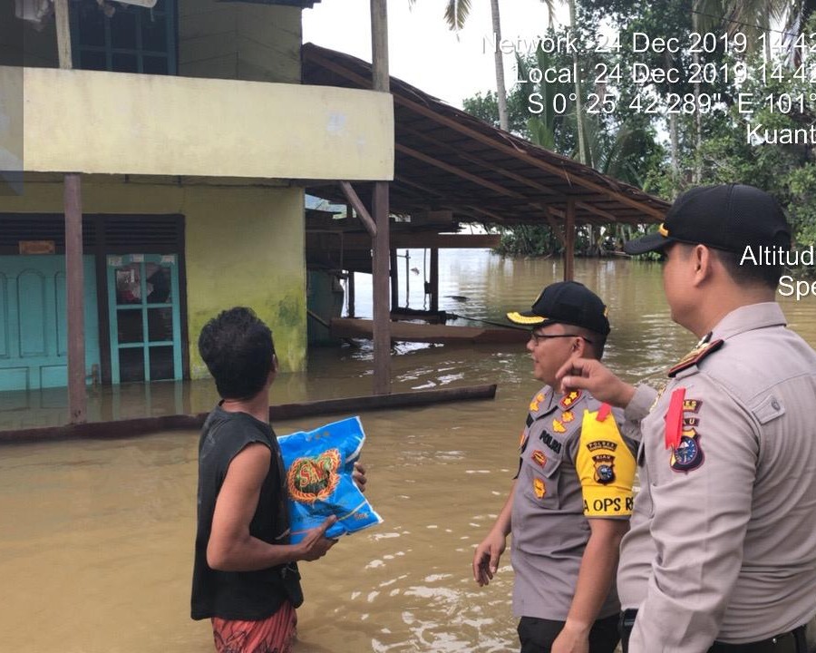 Kembali Datangi Lokasi Banjir di Desa Pau Angit Pangean, Kapolres Kuansing : Himbau Masyarakat Untuk Lebih Waspada