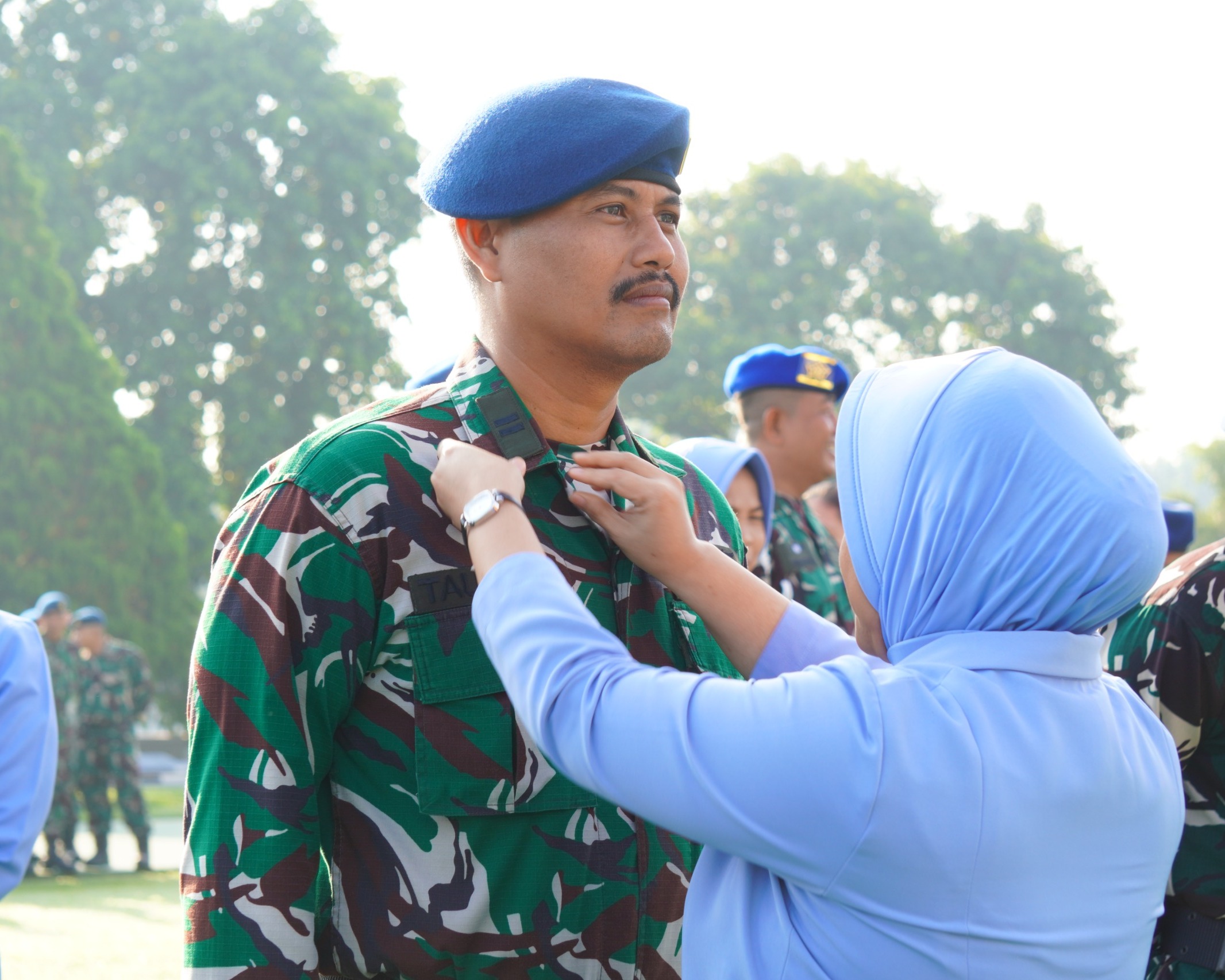 Pangkodau I Pimpin Kenaikan Pangkat, Momen Istri Sematkan Pangkat Suami