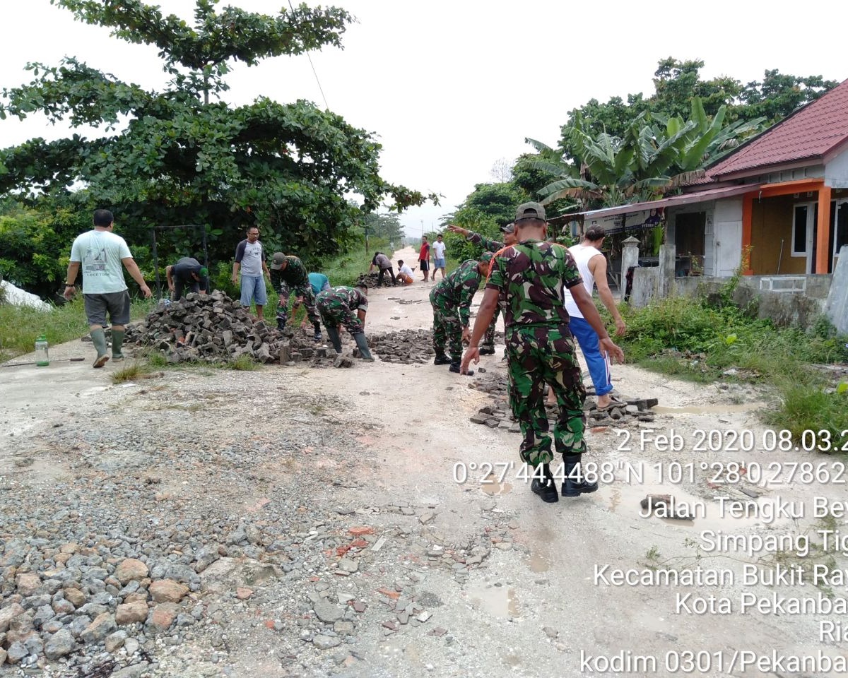 Babinsa Simpang Tiga Koramil 05/Sail Kodim 0301/Pekanbaru Laksanakan Kegiatan Karya Bhakti Penimbunan Jalan Bersama Warga Perumahan GUM