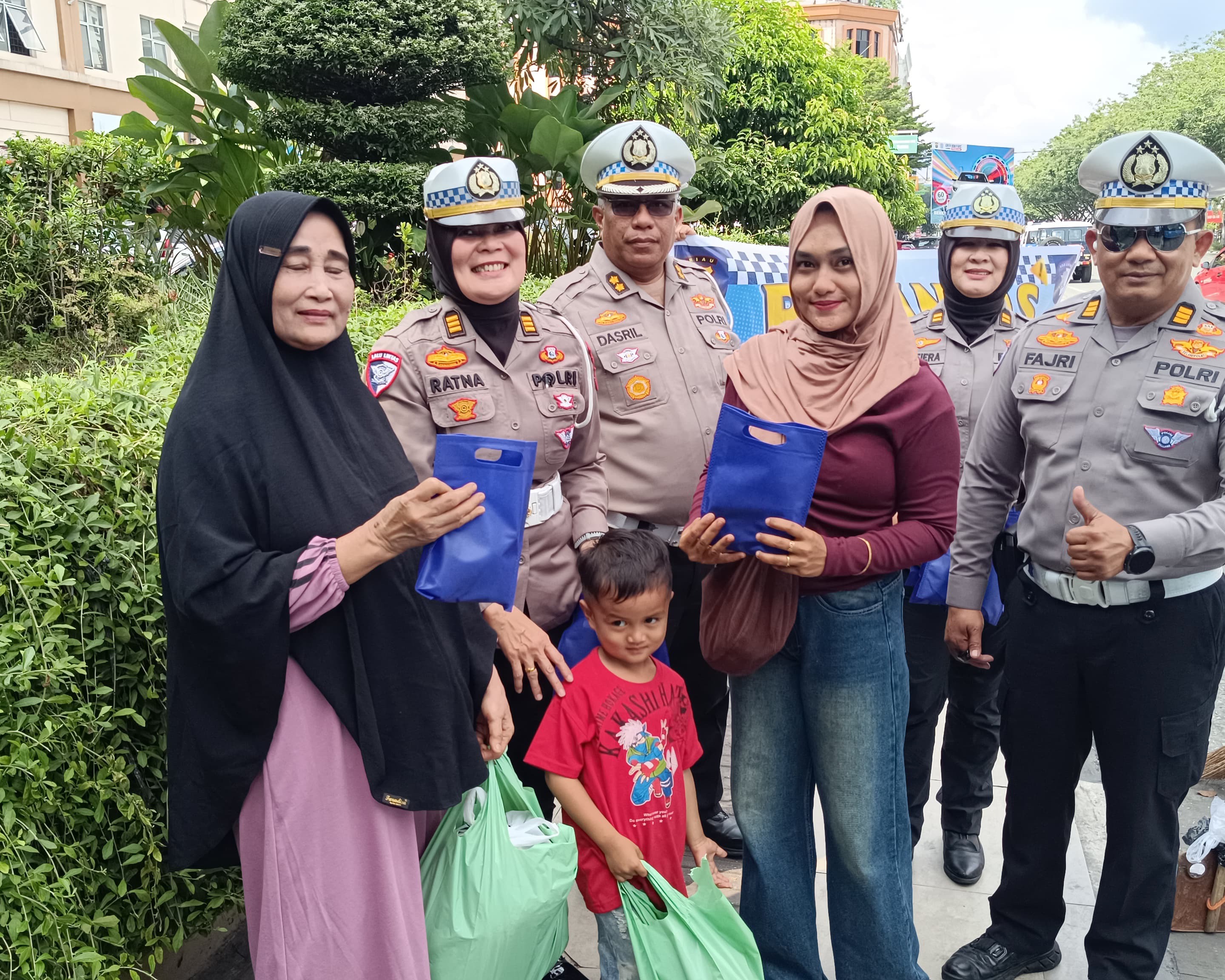 Polantas Menyapa dan Green Policing, Ditlantas Polda Riau Sapa Penumpang Busway Di Sukaramai Trade Center