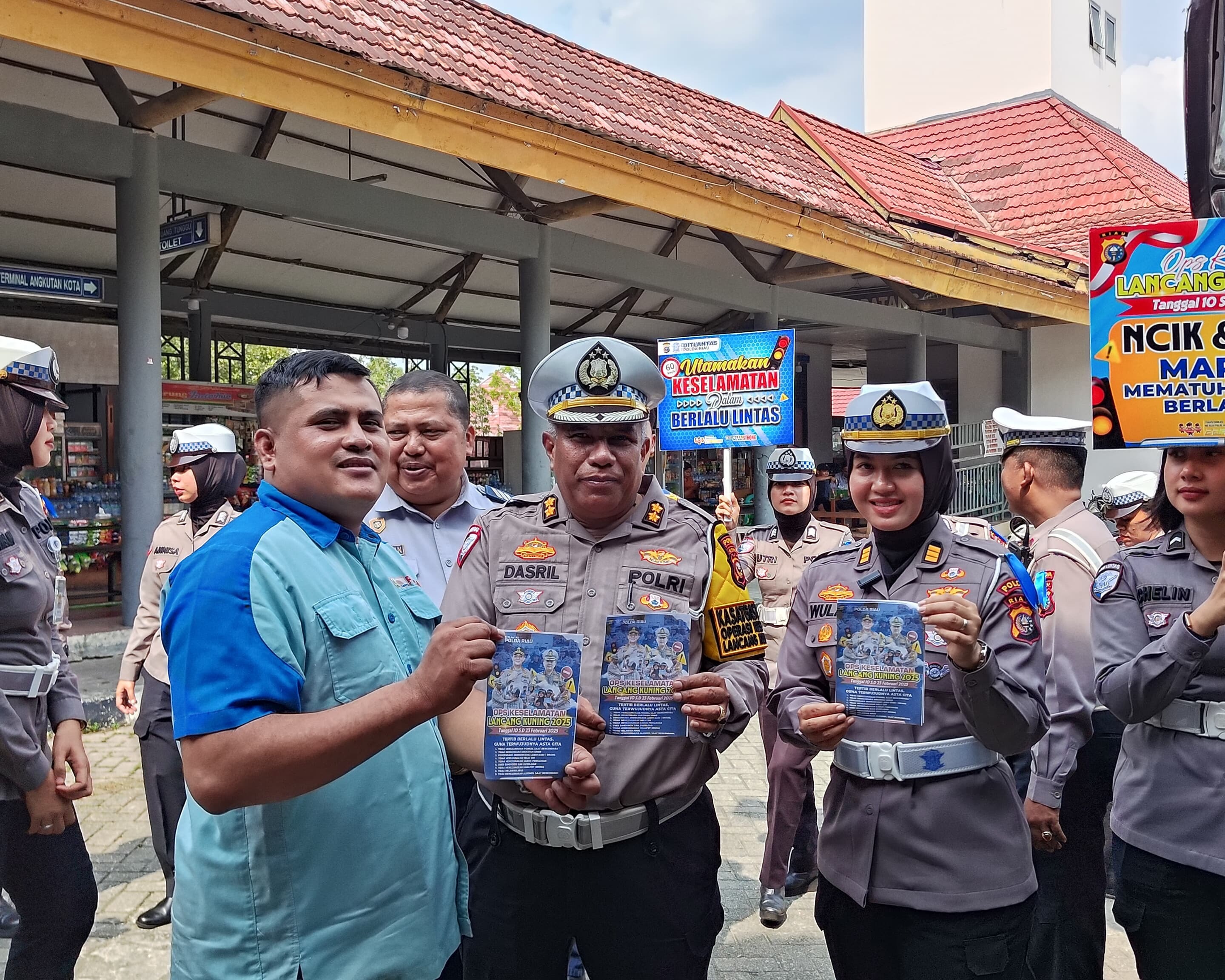 Ditlantas Polda Riau Laksanakan Giat Ramcek Kendaraan Bus Penumpang Dalam Rangka Operasi Keselamatan Lancang Kuning 2025 di Terminal BRPS Pekanbaru