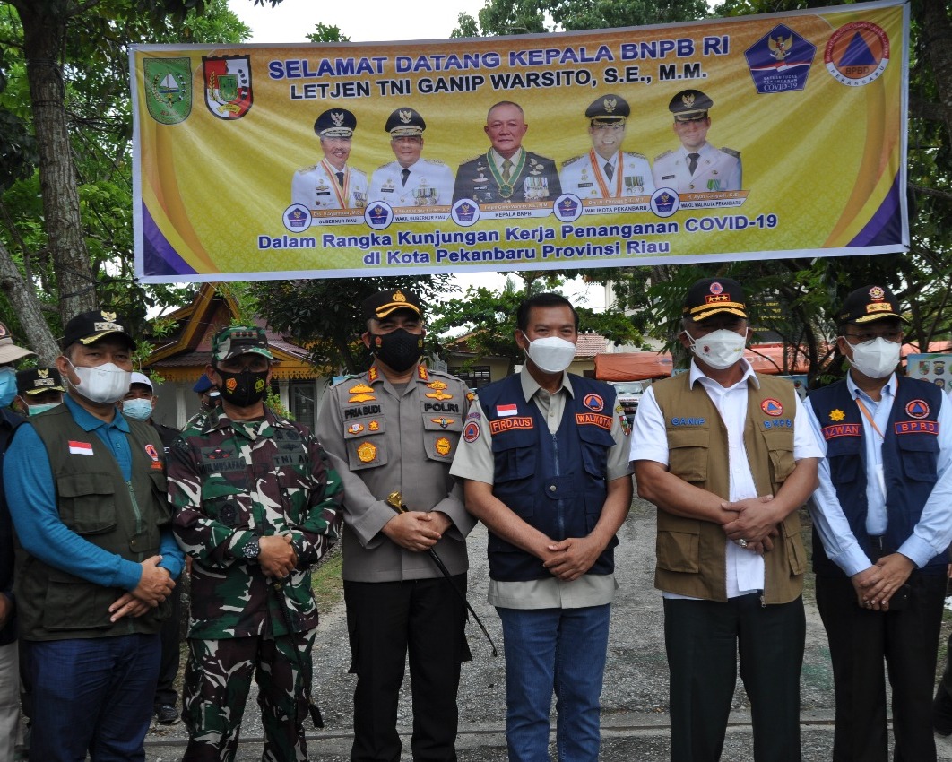 Dandim 0301/PBR Hadiri Kunjungan Kerja Kepala BNPB Serta Peninjauan Ke Posko PPKM Sidomulyo Timur