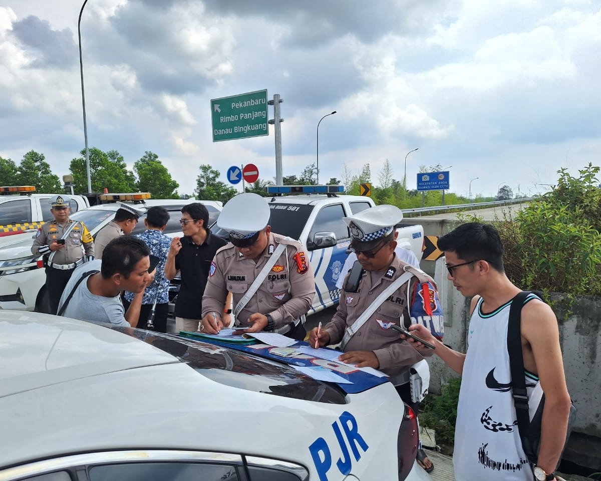 Ditlantas Polda Riau Turunkan Tim Speed Gun Guna Pantau Batas Kecepatan Pengendara Yang Melintas di Jalan Tol