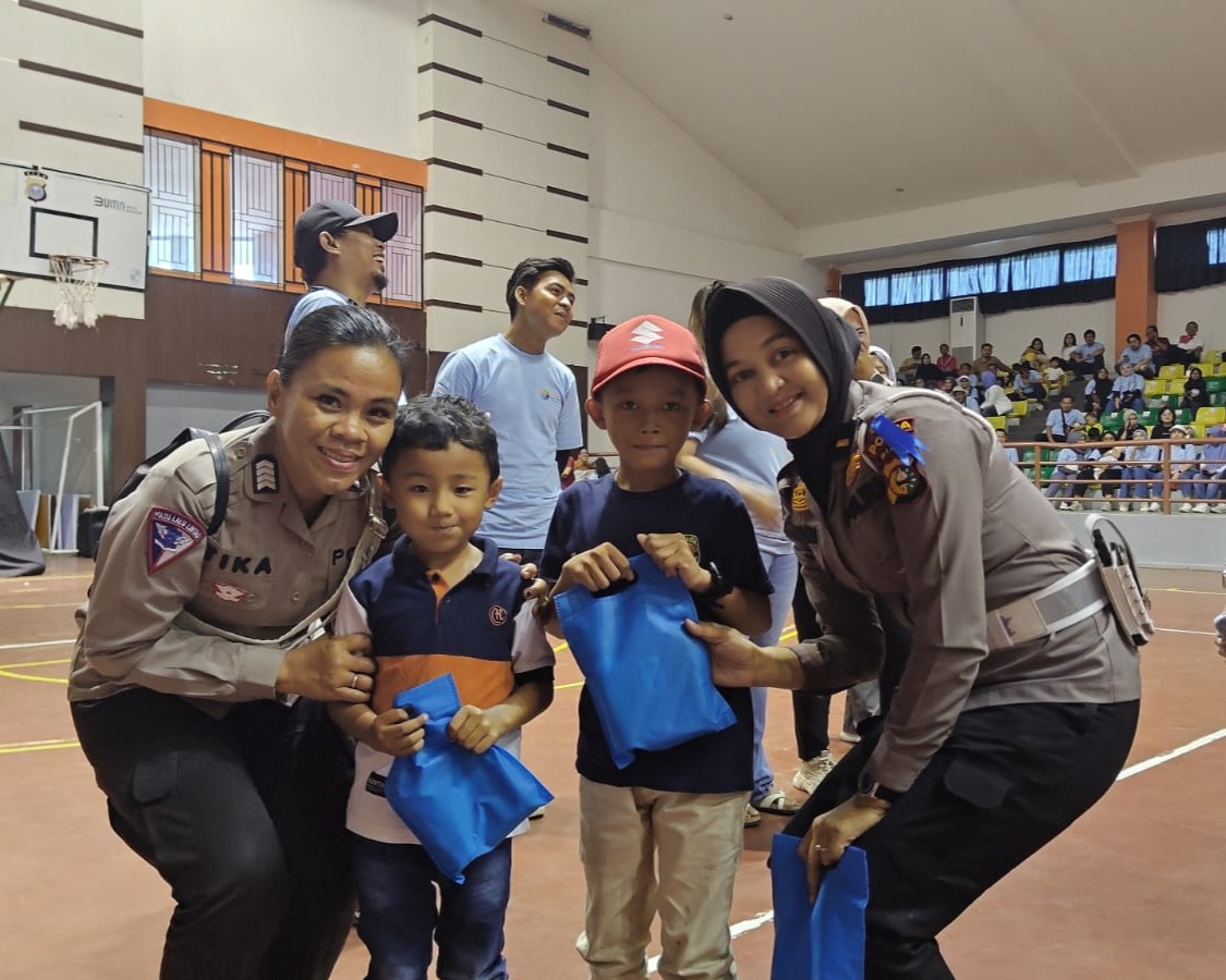 Tim Cooling System Ditlantas Polda Riau Berikan Edukasi Kepada Masyarakat Tertib Berlalu Lintas Dalam Sempena Giat Hari Asuransi 2024