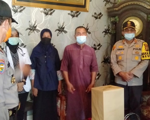 Memperingati Hari Bhayangkara Ke 74, Polresta Pekanbaru Laksanakan Bakti Sosial Anjang Sana Besuk Anggota Yang Sakit