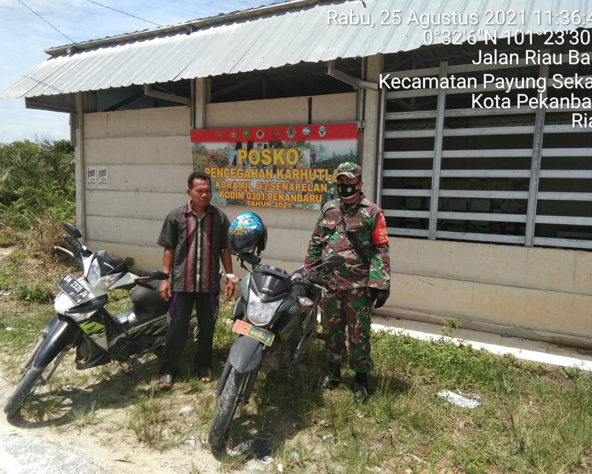 Babinsa Kodim 0301/PBR Lakukan Patroli dan Sosialisasi Karhutla di Kelurahan Tampan