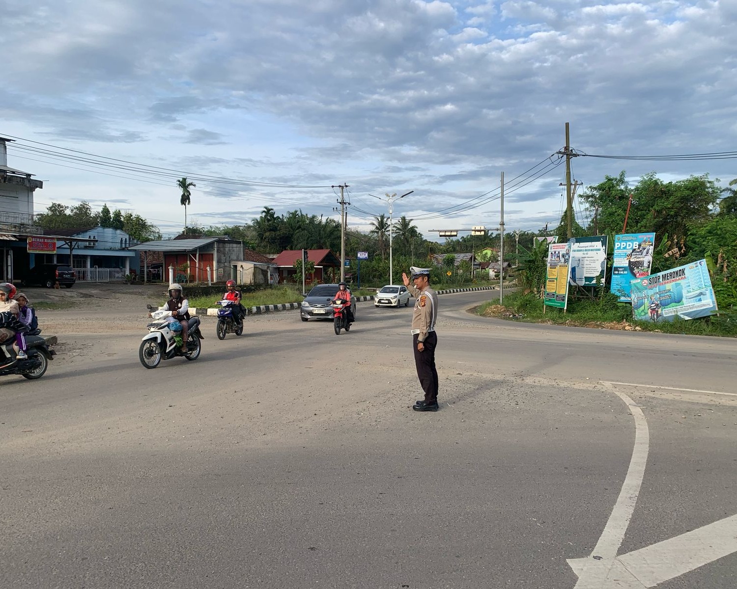 Polres Rokan Hulu Gencar Giat Strong Point Pagi, Wujud Kepedulian Terhadap Keselamatan Berlalu Lintas