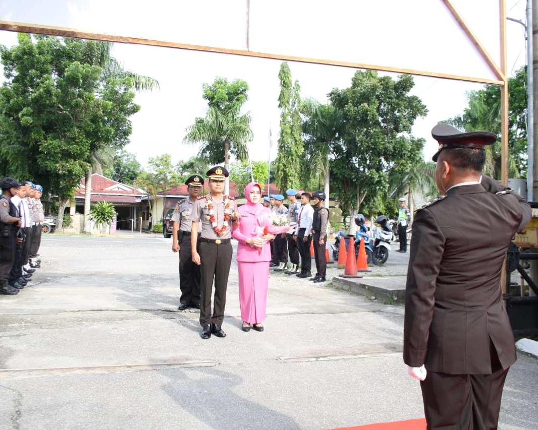 Polres Kampar Gelar Acara Tradisi Penyambutan AKBP Mohammad Kholid Sebagai Kapolres Yang Baru