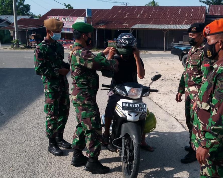 Babinsa Kodim 0301/PBR Bersama Satgas Gabungan Laksanakan Kegiatan Sosialisasi PPKM Berskala Mikro di Kantor Lurah Lembah Sari