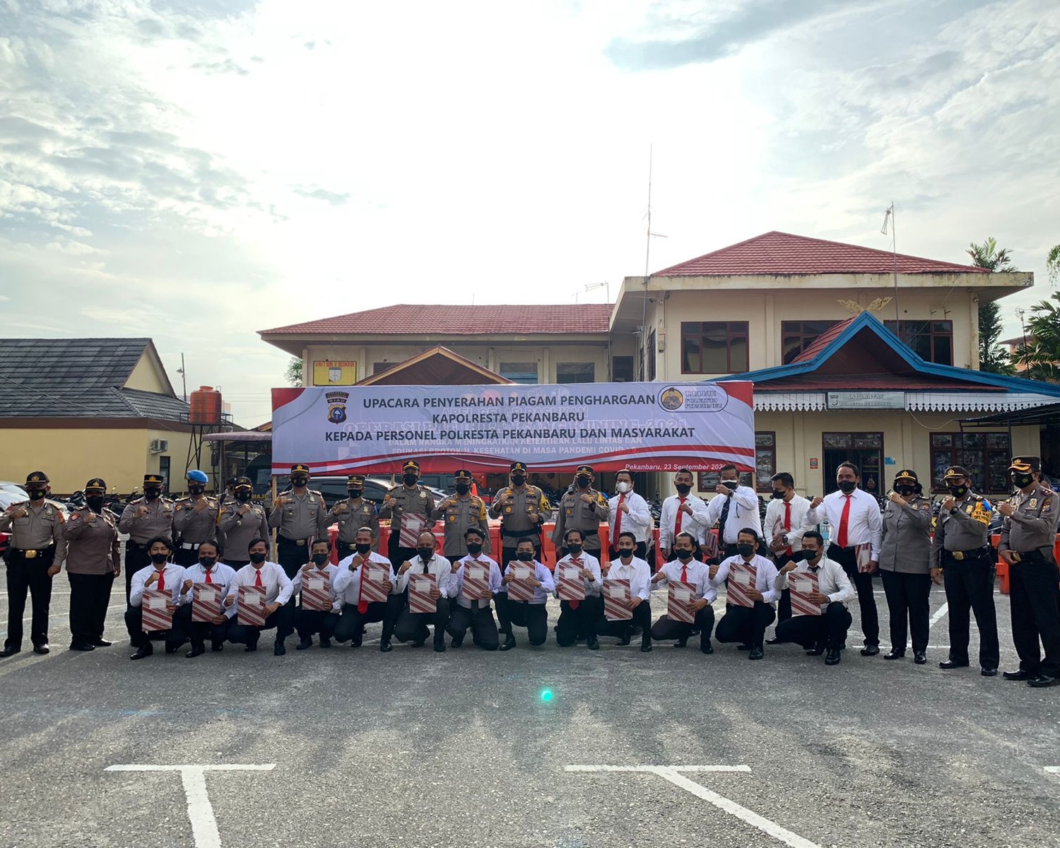 Kapolresta Pekanbaru Berikan Piagam Penghargaan Kepada Dua Kapolsek dan Personil Serta Masyarakat Atas Prestasi Kerja