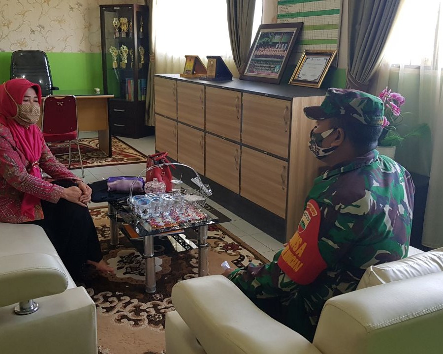 Babinsa Kodim 0301/PBR Laksanakan Komsos di SD Negeri 182 Kelurahan Air Dingin