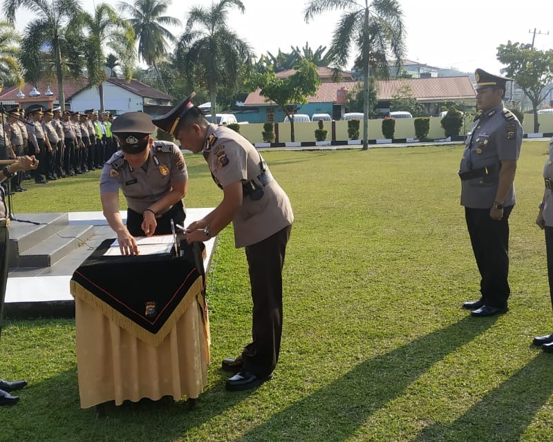 Kapolres Kampar Pimpin Upacara Sertijab Kasatres Narkoba dan Kapolsek Kampar