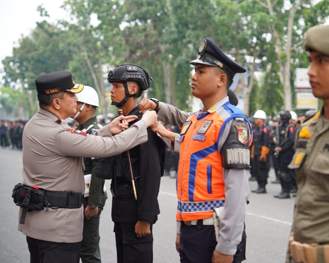 Kapolda Riau Pimpin Apel Gelar Pasukan Operasi Mantap Brata Lancang Kuning 2023-2024 Dalam Rangka Pengamanan Pemilu 2024