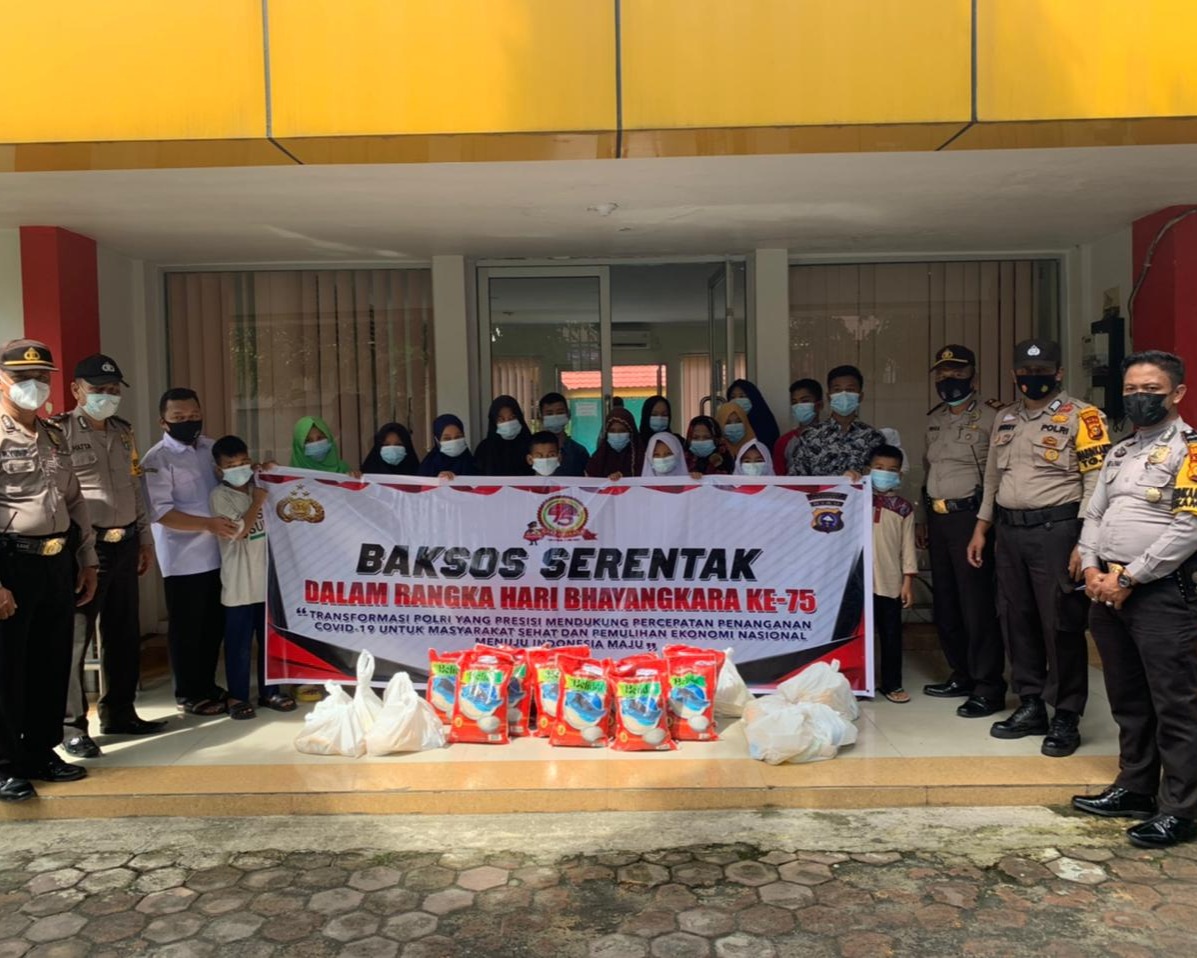 Sambut HUT Bhayangkara Ke-75, Polsek Limapuluh Sambangi Panti Asuhan dan Bagikan Sembako