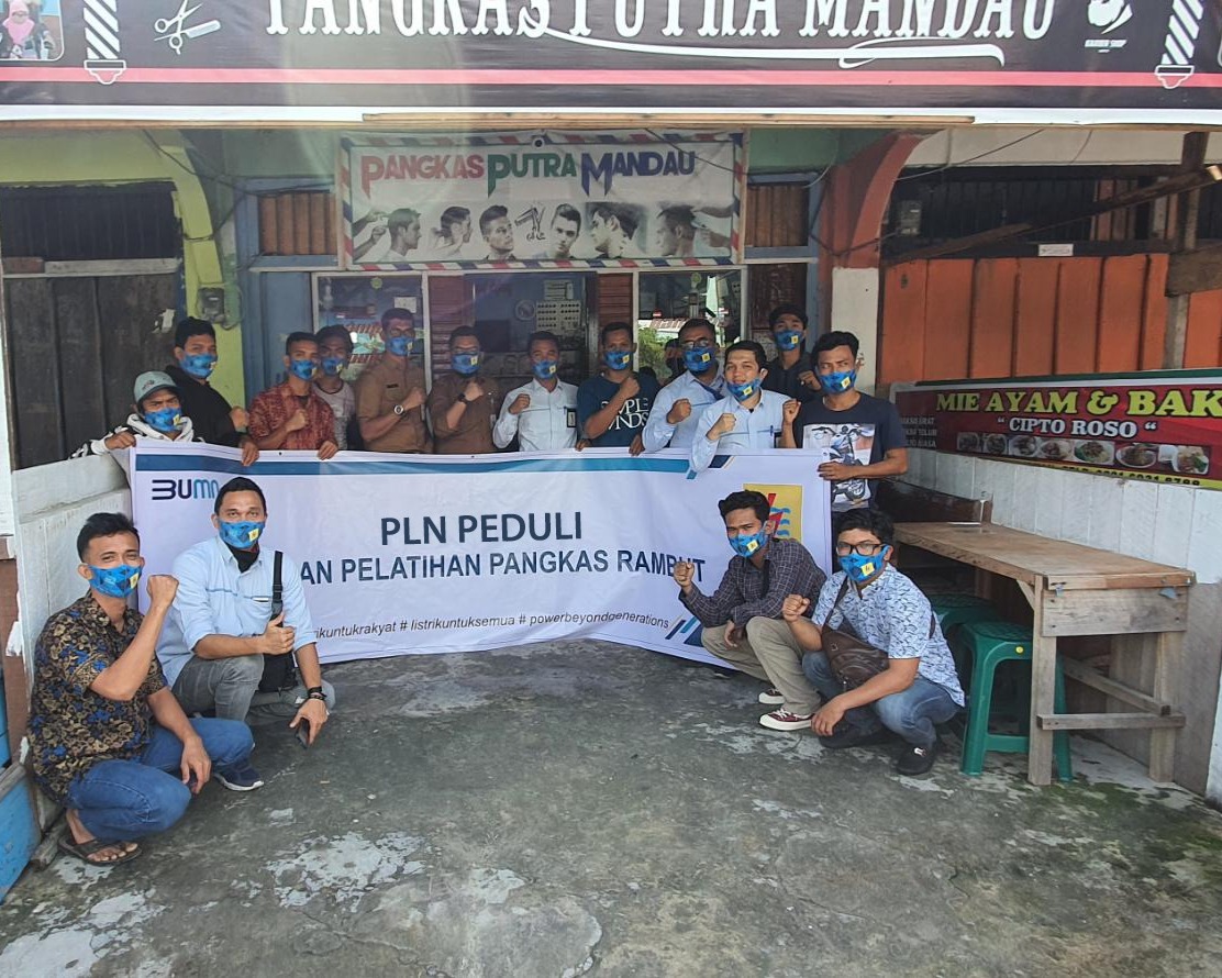 PLN Peduli Berikan Bantuan Sarana Bank Sampah dan Pelatihan Keterampilan Pangkas Rambut Bagi Warga