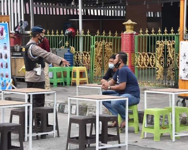 Personel Satuan Brimob Polda Riau Laksanakan Patroli Penertiban Prokes di Kota Pekanbaru