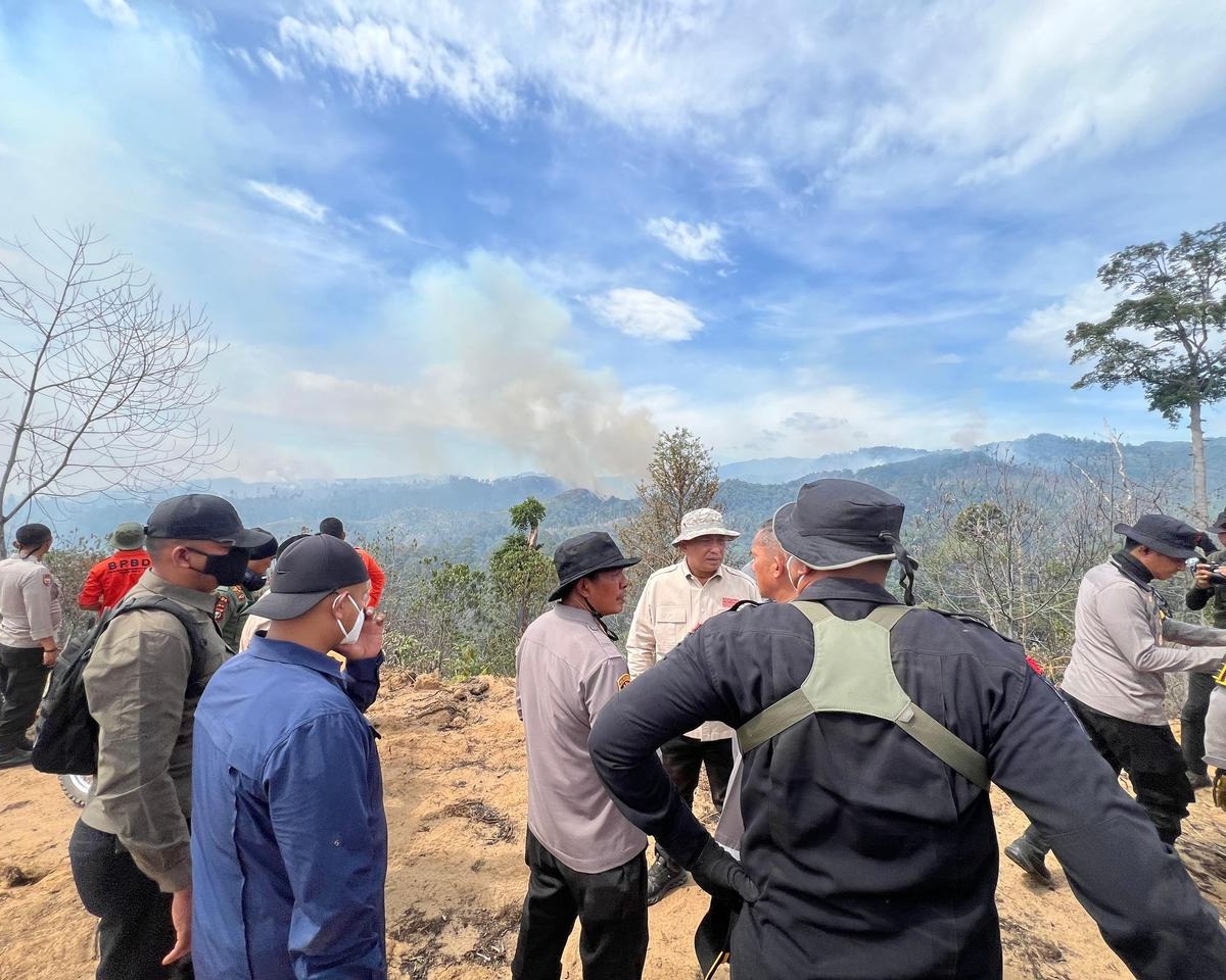 Wakapolda Riau Bersama Bupati Pimpin Pemadaman Api di Wilayah Rokan Hulu