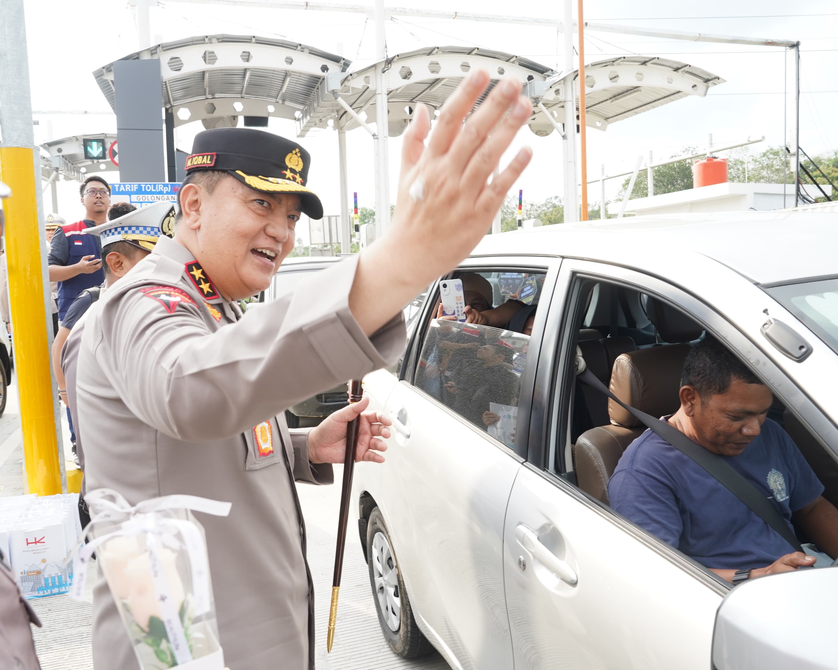 Kapolda Riau Irjen Pol M Iqbal Turun Langsung Mengatur Lalu Lintas Arus Mudik di Jalan Tol Sungai Pinang Kampar