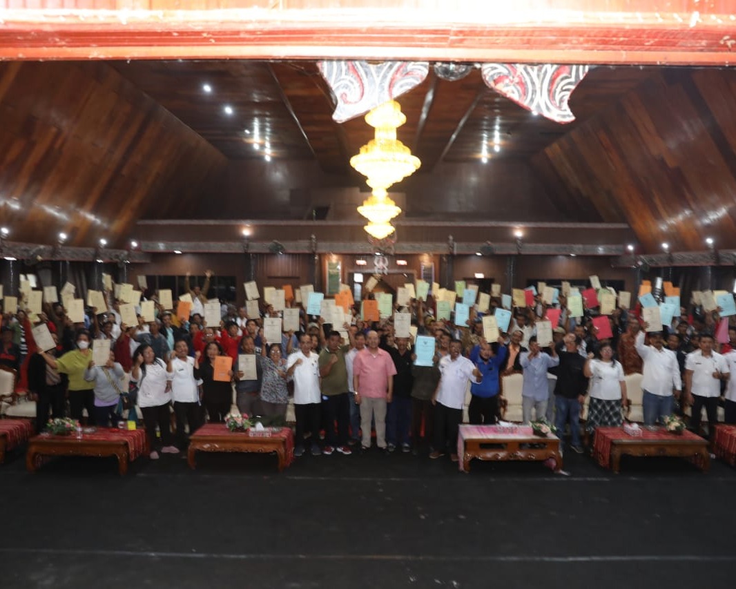 Bupati Taput Nikson Nababan Berikan Hadiah Natal Akte Notaris Kepada 444 Kelompok Tani