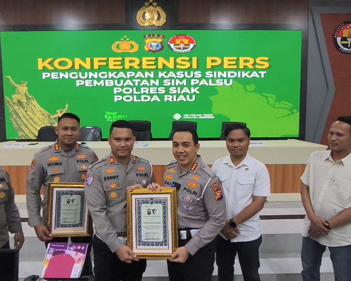 Sukses Ungkap Sindikat SIM Palsu, Dirlantas Polda Riau Beri Penghargaan Kepada Kapolres, Kasat Lantas dan Kasat Reskrim Polres Siak