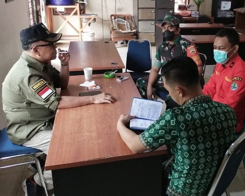 Peran Aktif Babinsa Kodim 0301/PBR Laksanakan Komsos Dengan Perangkat Kelurahan Air Hitam