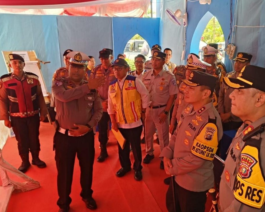 Kapolda Riau Kunjungi Pos PAM Terpadu Istana Siak Pada Operasi Ketupat Lancang Kuning 2025
