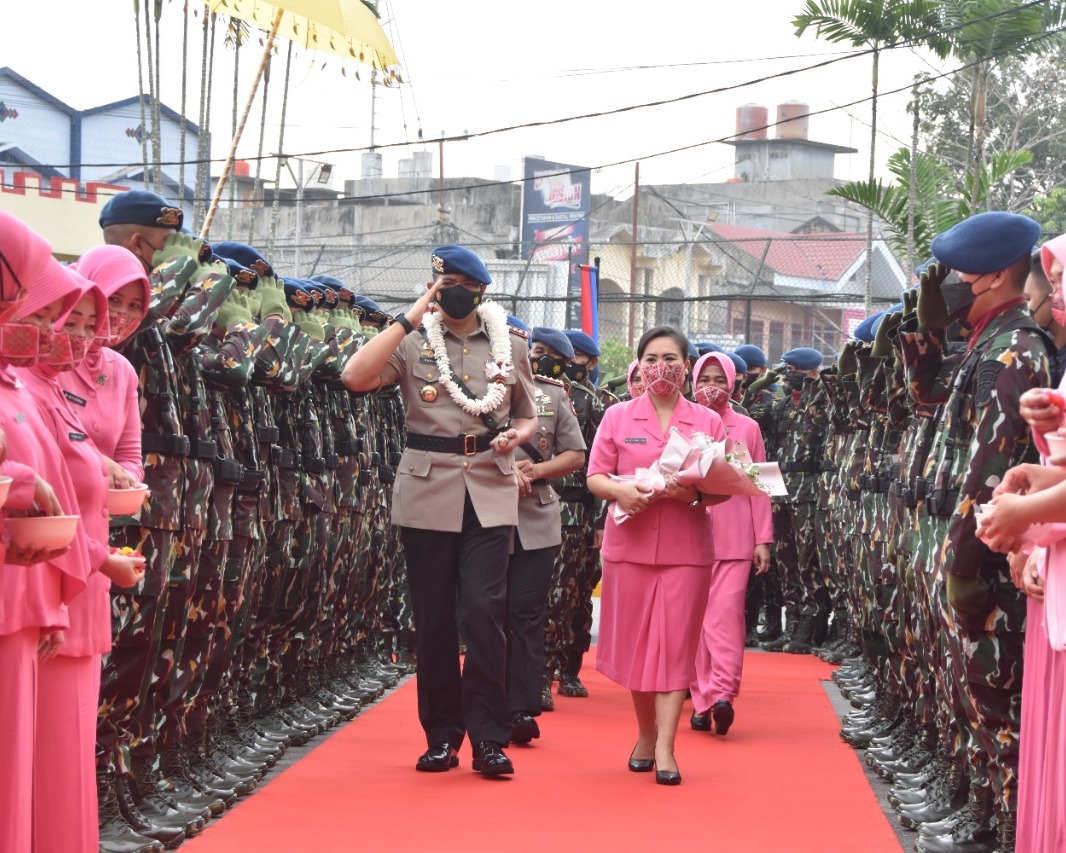 Penyambutan Dansat Brimob Polda Riau Yang Baru Dengan Tradisi Adat Melayu