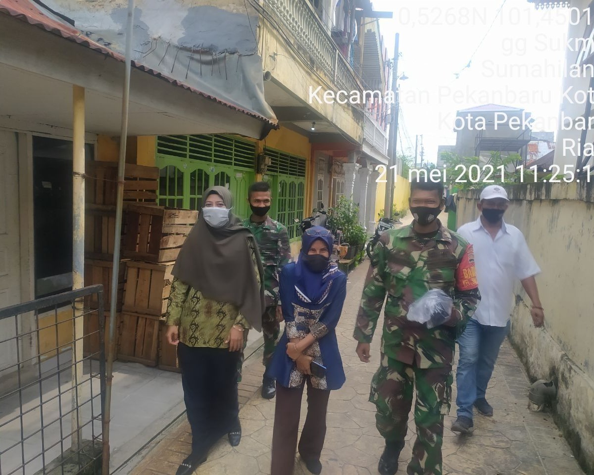Guna Memutuskan Penyebaran Covid-19, Personil Babinsa Kodim 0301/PBR Bersama Kelurahan Sumahilang Lakukan Sosialisasi dan Imbauan Serta Bagikan Masker Kepada Masyarakat