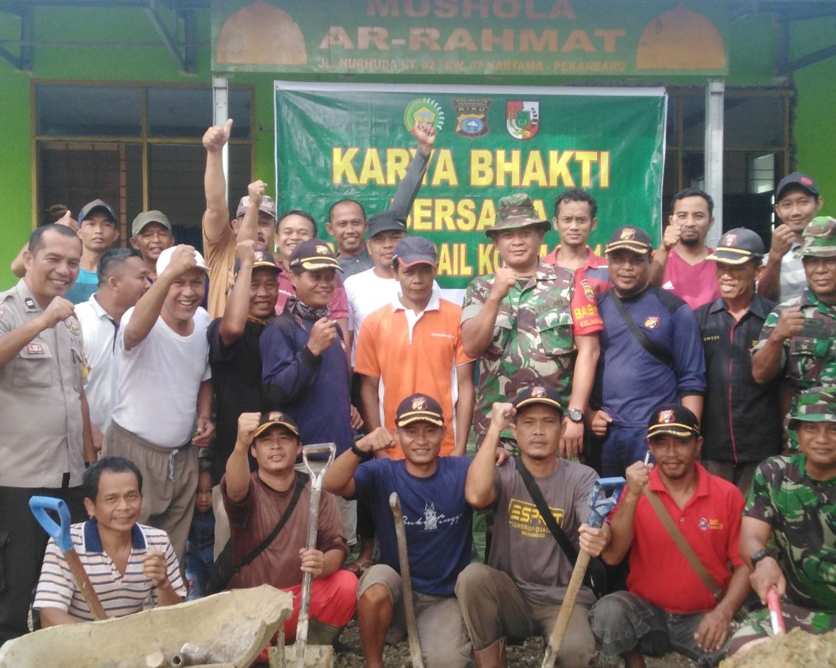 Babinsa Koramil 05/Sail Kodim 0301/Pekanbaru Laksanakan Gotong Royong Pembersihan Mushola Ar Rahmat