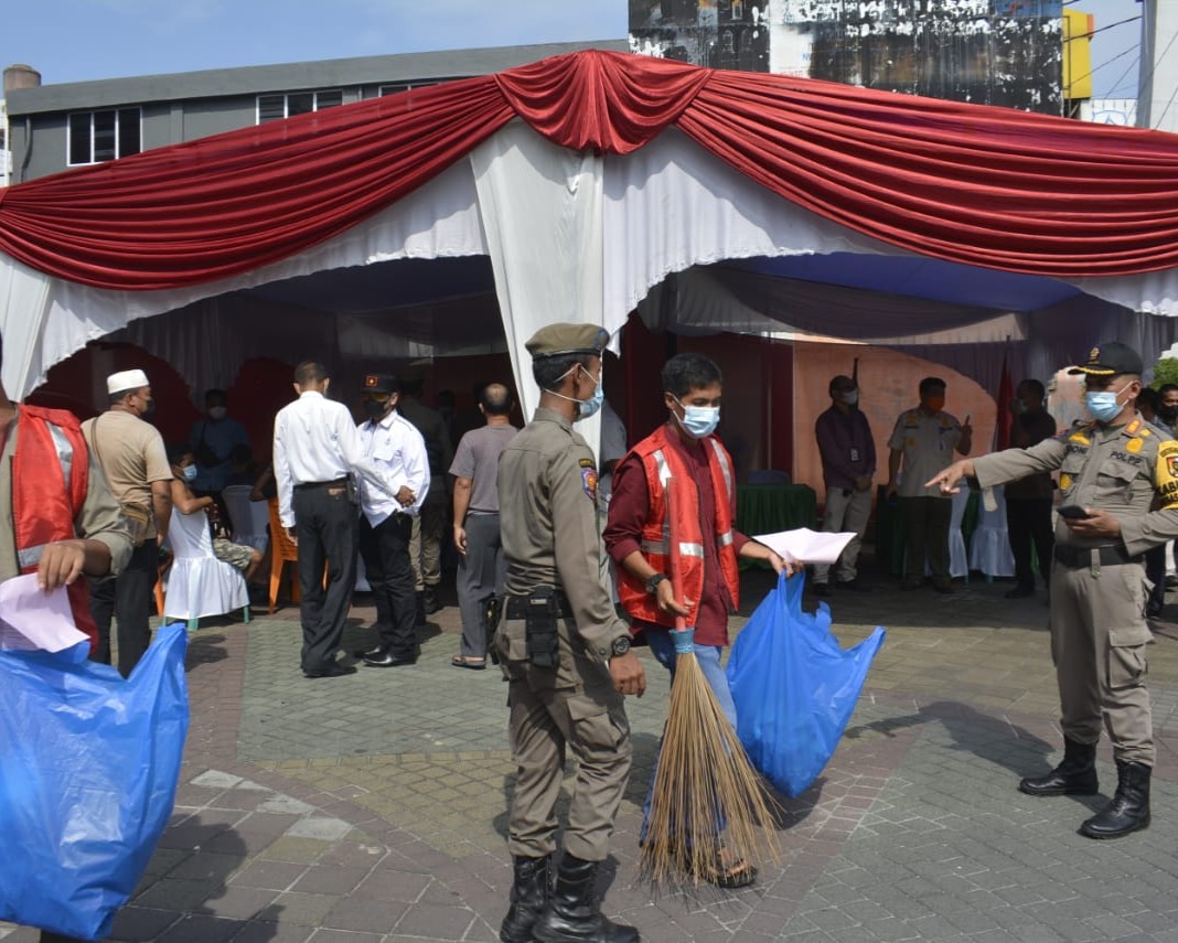 Saat Operasi Yustisi Gabungan, Puluhan Masyarakat Kota Pekanbaru Yang Melanggar Prokes Diberikan Sanksi Sosial dan Sanksi Denda