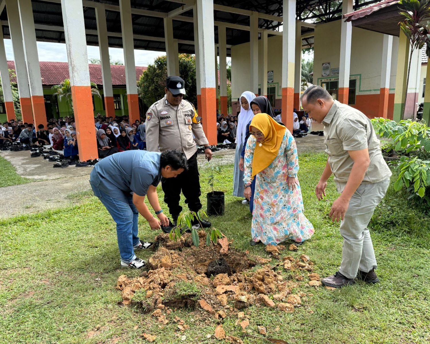 Polres Siak Sosialisasikan Bahaya Narkoba Dan Edukasi Green Policing di SMK Negeri 1 Mempura
