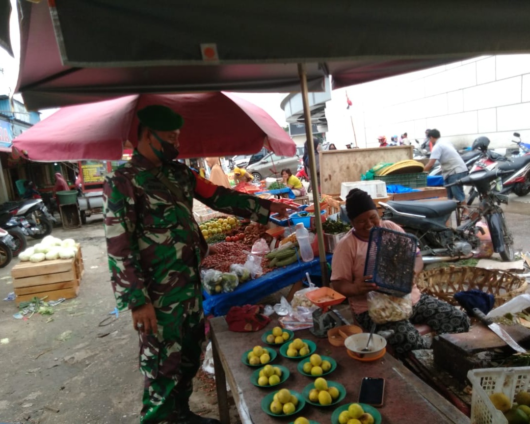 Babinsa Kodim 0301/PBR Terus Lakukan Sosialisasikan Himbauan Prokes di Pasar Tradisional