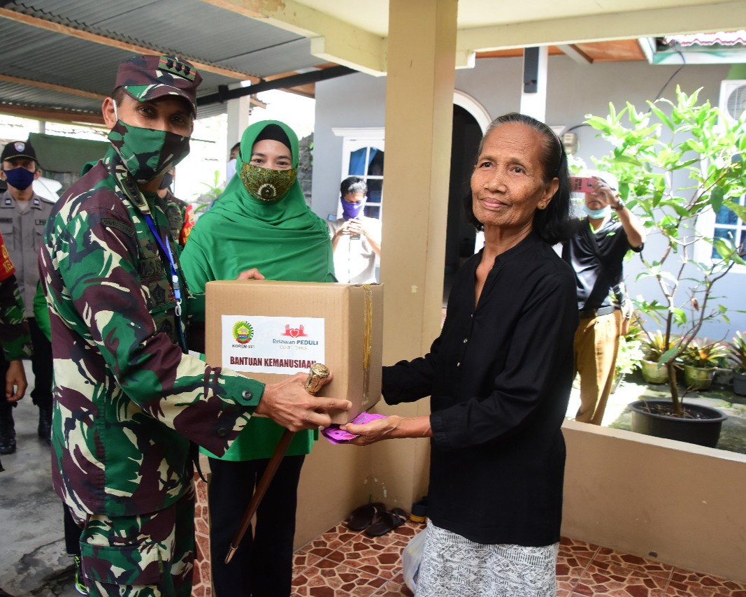 Danrem 031/WB Beserta Ketua Persit KCK Koorcab Rem 031 PD I/BB dan Relawan Peduli Covid-19 Riau Kembali Bagikan Bantuan Kemanusiaan