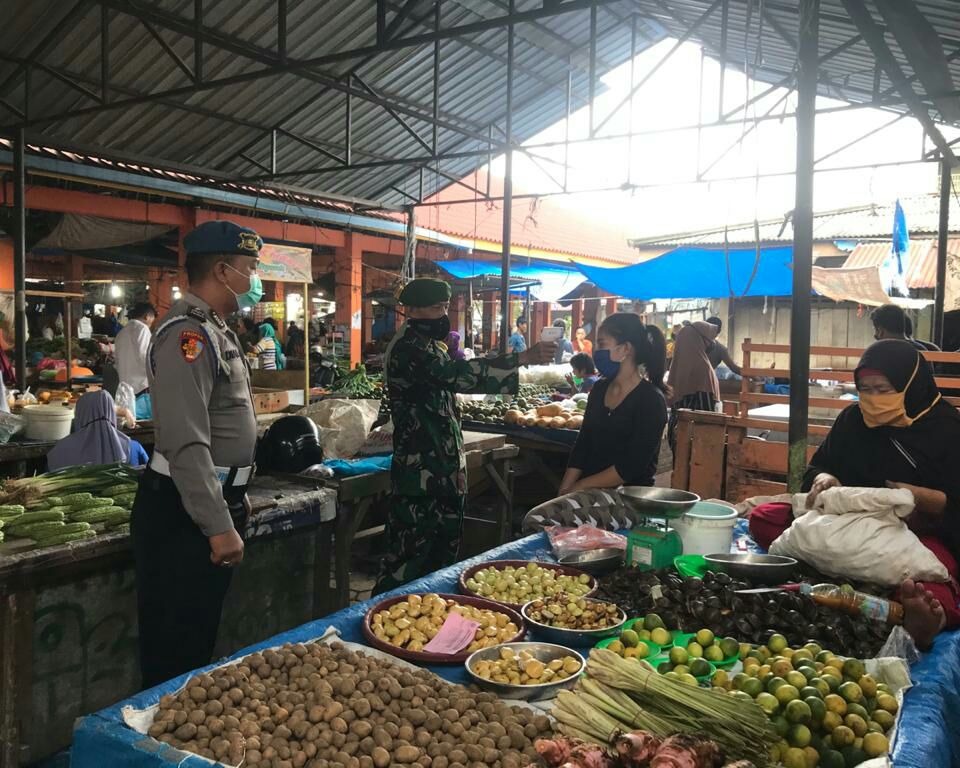 Personil Kodim 0301/PBR Bersama Polresta Pekanbaru Laksanakan Sosialisasi Penegakan Disiplin dan Protokol Kesehatan di Pasar Limapuluh