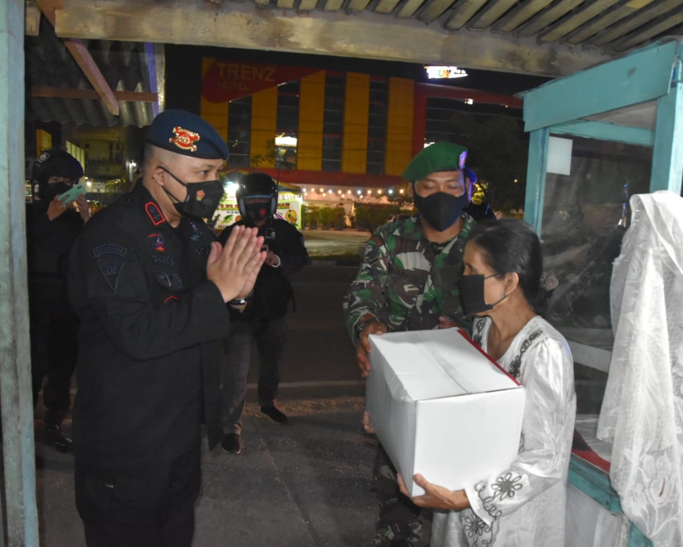 Personil Satuan Brimob Polda Riau Ikut Serta Dalam Kegiatan Patroli Skala Besar dan Penyaluran Bantuan Sosial Polda Riau