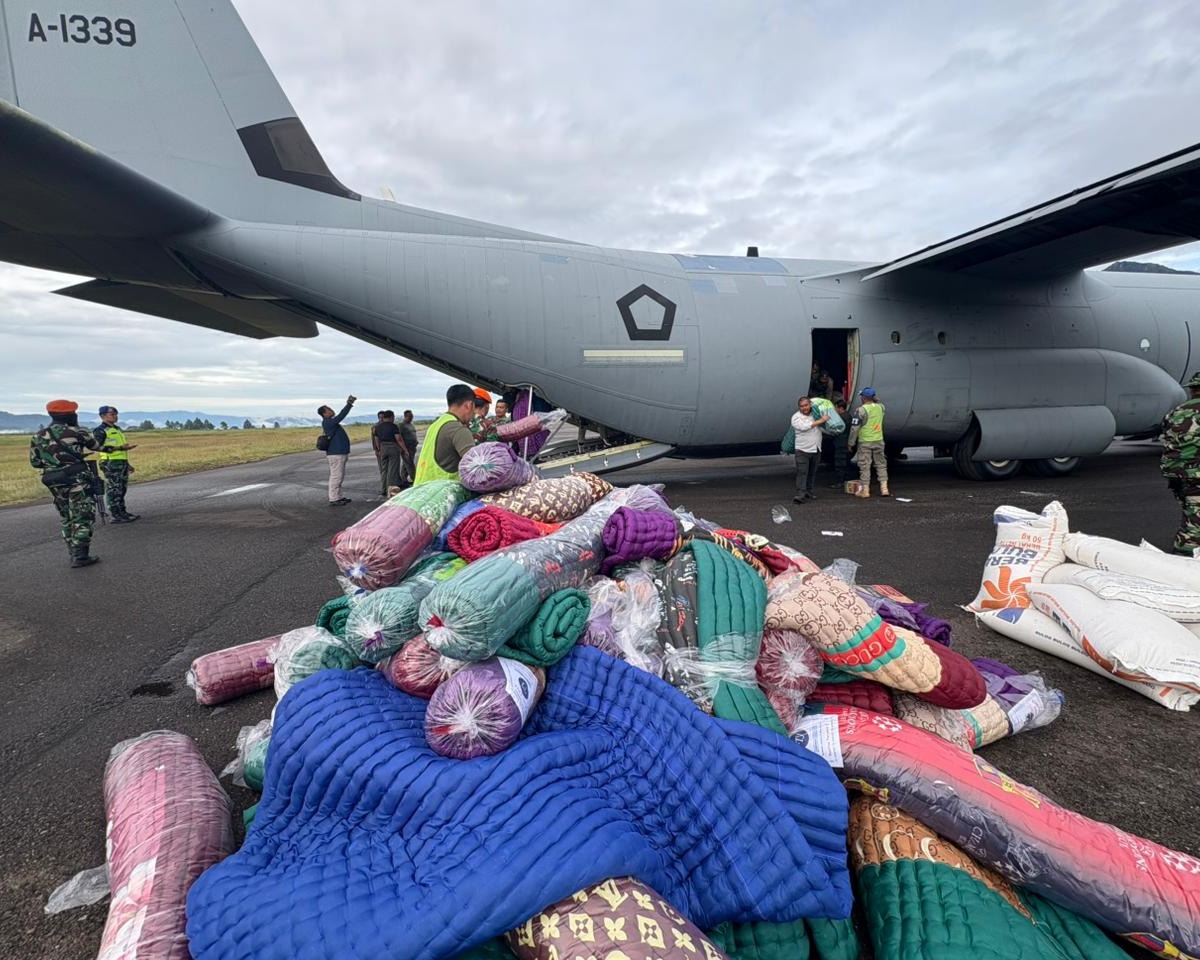 Misi Panyaluran Bansos Masih Intens, Empat Pesawat TNI AU Angkut 15 Ton Bantuan Logistik Ke Bandara Rembele