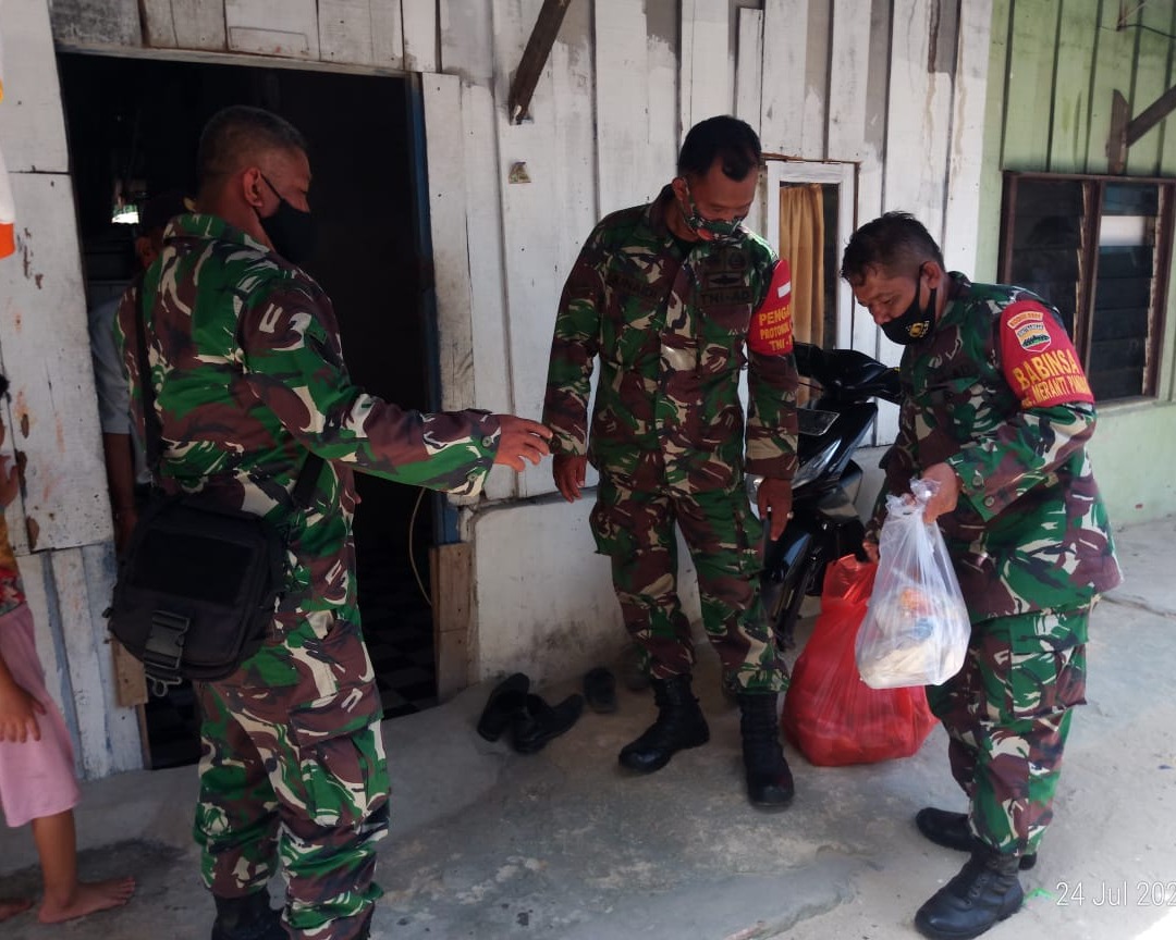 Babinsa Kodim 0301/PBR Bagikan Nasi Bungkus Dari Dapur Umum Kepada Masyarakat Yang Terdampak Covid-19 di Kelurahan Lembah Sari