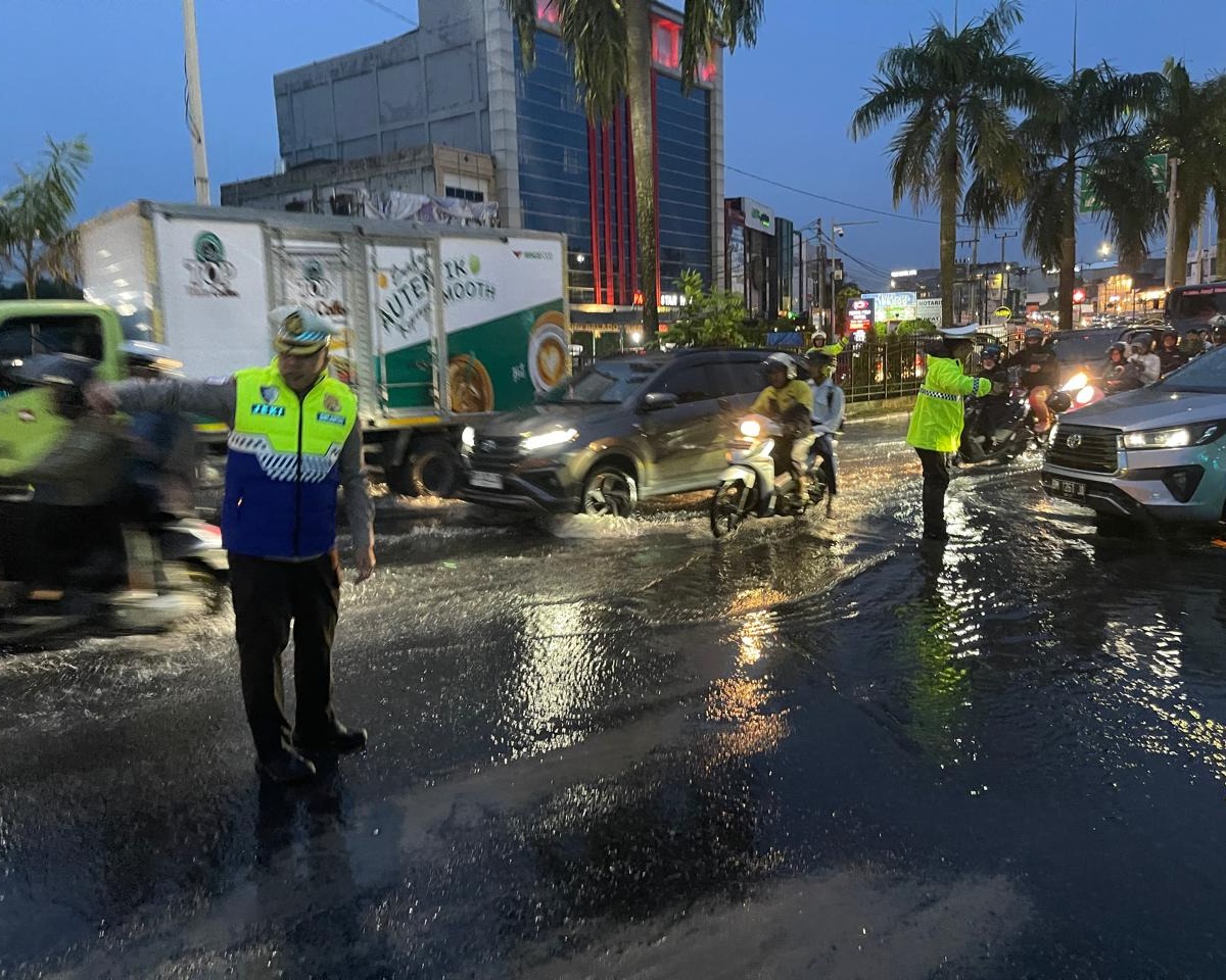Hujan Deras Rendam Kota Pekanbaru, Dirlantas Polda Riau Pimpin Langsung Urai Kemacetan Dan Bantu Pengendara