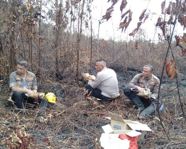 Kapolda Riau Bercucuran Keringat Ikut Padamkan Api di Rupat Utara Kabupaten Bengkalis