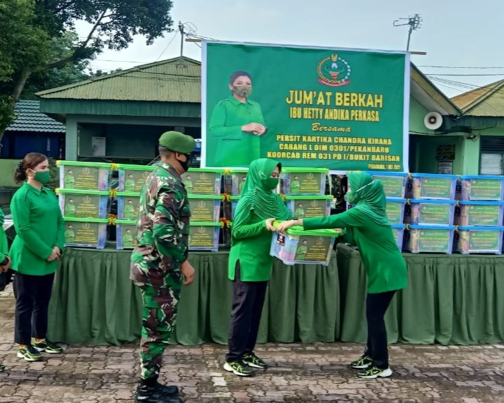 Ketua KCK Cabang L Kodim 0301/PBR Laksanakan Jum'at Berkah Ibu Kasad Dengan Berbagi Kasih Berikan Bantuan Berupa Sembako