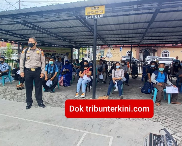 Tekan Lajunya Penyebaran Covid-19, Kapolsek Lima Puluh AKP Stevie Arnold Rampengan Gelar Vaksinasi Mandiri Massal