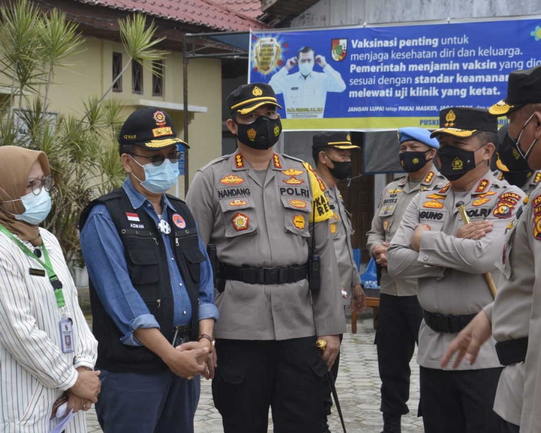 Kunjungi Dua Puskesmas, Kapolda Riau dan Kapolresta Pekanbaru Pastikan dan Mengawal Secara Langsung Pelaksanaan Vaksinasi
