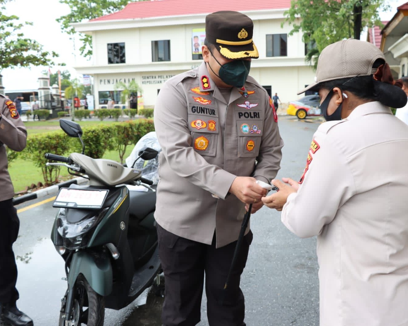 Bawa Masyarakat Agar Di Vaksin Dalam Jumlah Banyak, Ibu Ini Dapat Motor Dari Kapolres Pelalawan