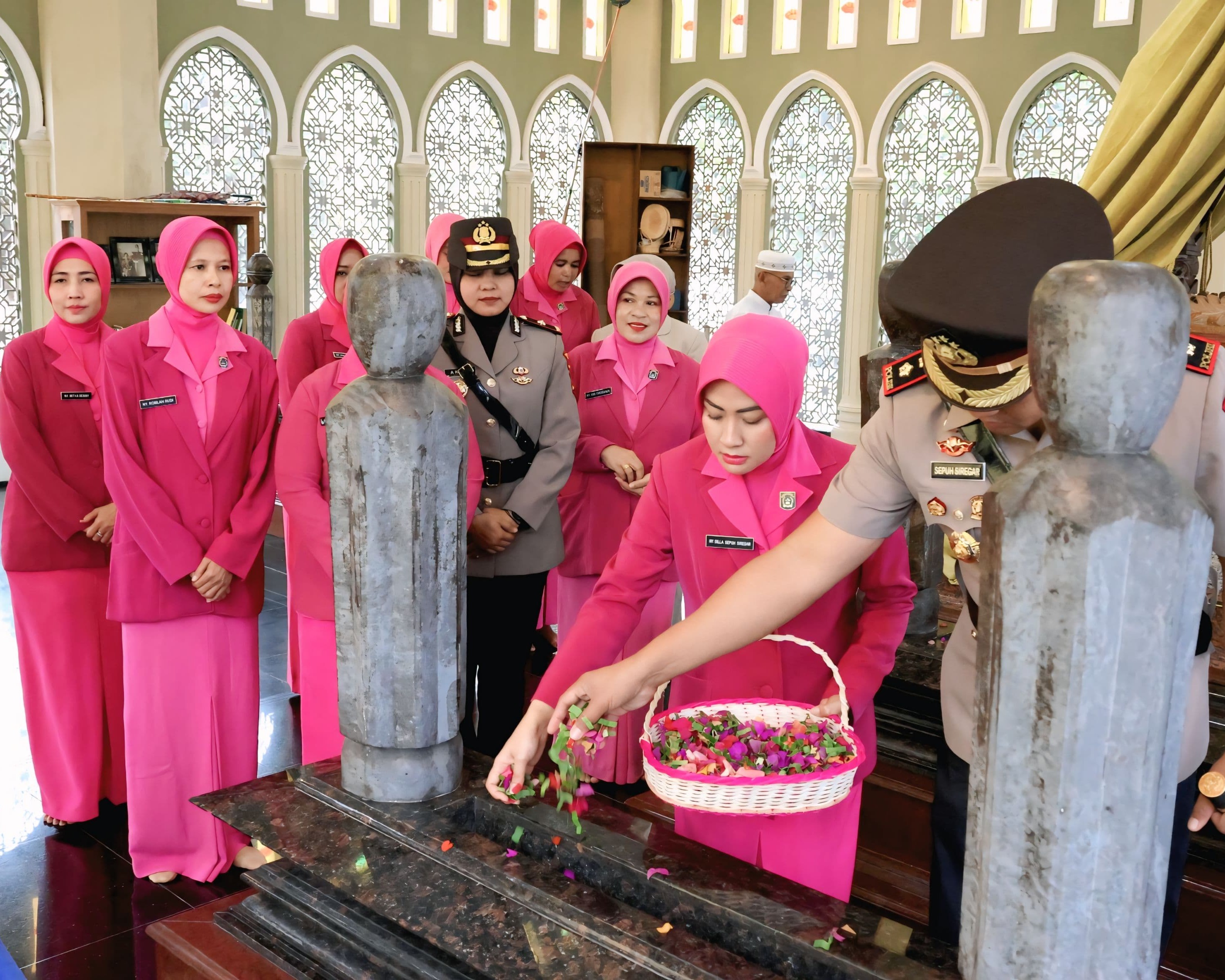 Sambut Hari Bhayangkara Ke-80, Khidmat Polres Siak Gelar Upacara Ziarah Rombongan di Makam Pahlawan Nasional Sultan Syarif Kasim II